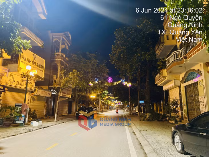 Tuyến phố Ngô Quyền (TX Quảng Yên) sau 23h vẫn sáng đèn chiếu sáng trang trí.