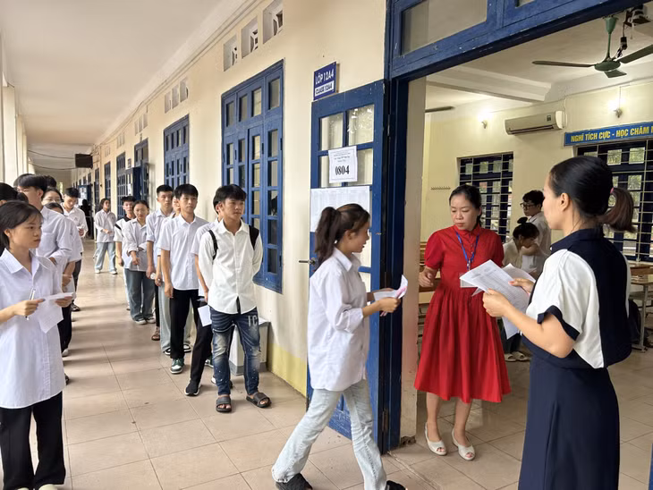 Cán bộ làm công tác coi thi tại Điểm thi Trường THPT Tiên Yên nghiêm túc làm nhiệm vụ gọi thí sinh vào phòng thi, kiểm tra thẻ dự thi.