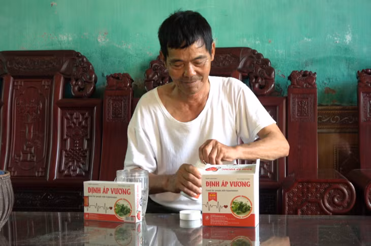 Ông Thành tràn đầy hy vọng khi nhận sản phẩm Định Áp Vương