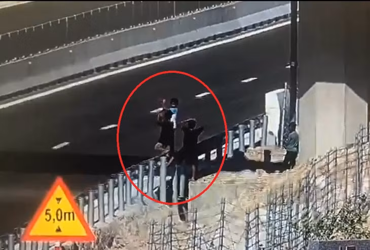 Nhóm người đùa giỡn bên cao tốc Cam Lâm – Vĩnh Hảo. Ảnh cắt từ clip