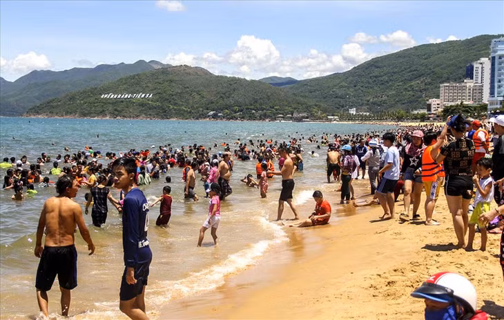 Người dân ở các vùng ven biển Việt Nam có phong tục tắm biển vào giữa trưa Tết Đoan Ngọ (ngày 5/5 Âm lịch). Ảnh: Nguyễn Tri