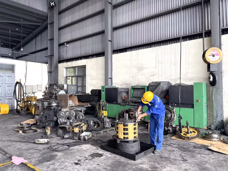 Công nhân Công ty CP Than Hà Tu - Vinacomin sửa chữa, bảo dưỡng định kỳ các phương tiện vận chuyển.