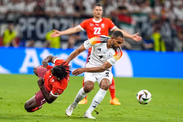 Jonathan Tah phạm lỗi với Breel Embolo và phải nhận thẻ vàng.