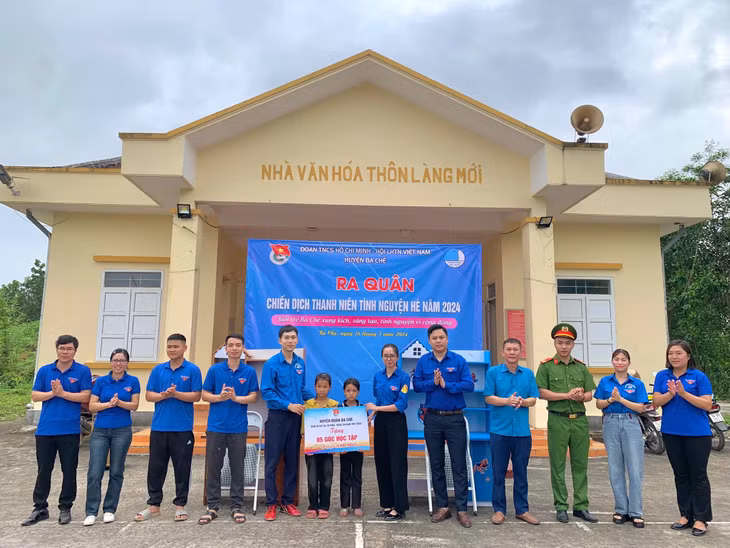ặng 𝟎𝟓 𝒈𝒐́𝒄 𝒉𝒐̣𝒄 𝒕𝒂̣̂𝒑 cho các em thiếu nhi có hoàn cảnh khó khăn, vươn lên trong học tập nhằm triển khai chương trình “1.000 góc học tập Cùng em hướng tới tương lai, giai đoạn 2022-2026”.
