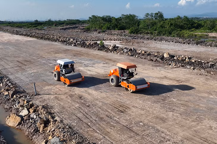 Nhà thầu thực hiện xử lý nền đường đất yếu tại dự án nút giao Đầm Nhà Mạc.