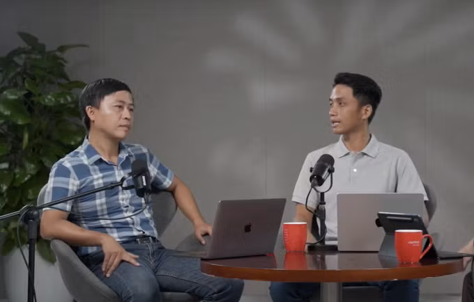 Chuyên gia an toàn thông tin Nguyễn Công Cường (trái) và Trần Minh Quảng tại tọa đàm Giải mã câu chuyện ransomware ngày 18/6. Ảnh chụp màn hình