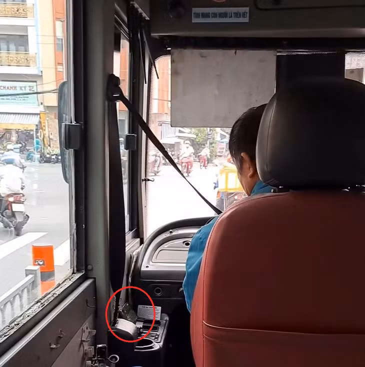 Tài xế xe buýt vừa xem điện thoại vừa lái xe trên đường Hồng Bàng, quận 5, TP.HCM - Ảnh: Cắt từ video
