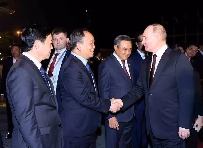 Chủ nhiệm Văn phòng Chủ tịch nước Lê Khánh Hải tiễn Tổng thống Liên bang Nga Vladimir Putin tại sân bay quốc tế Nội Bài (Hà Nội). (Ảnh: TTXVN)