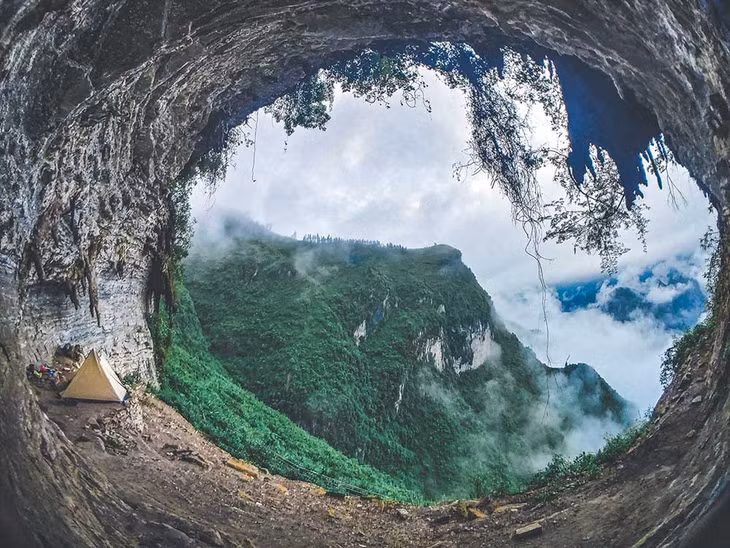 Vách đá trắng trở thành điểm cắm trại độc đáo của du khách khi đến Hà Giang. Ảnh: Hà Anh Khoa