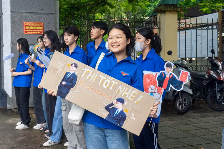 Cổ vũ tinh thần chúc các sĩ tử thi hoàn thành tốt bài thi.