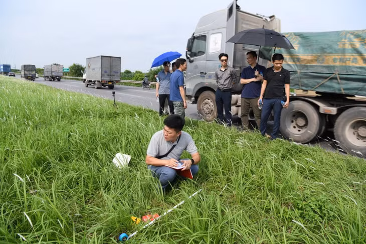 Cơ quan chức năng thu giữ số heroin đối tượng vứt ma túy xuống đường nhằm phi tang.