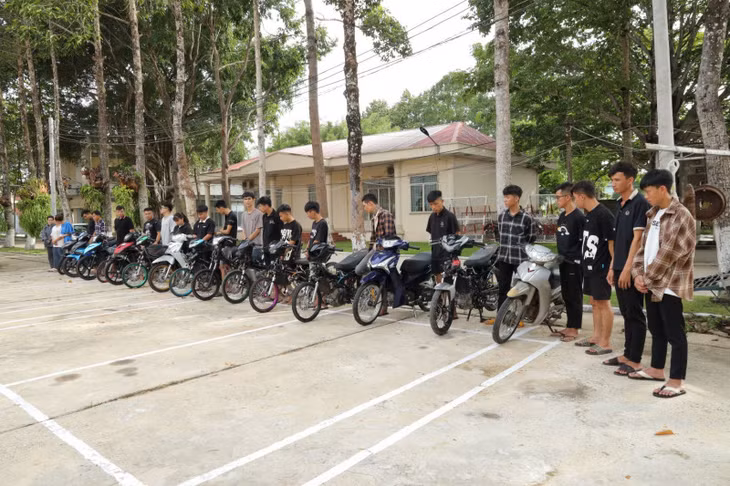 Các đối tượng cùng tang vật.