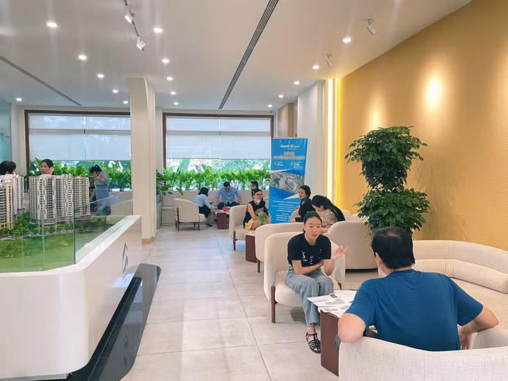 Chủ đầu tư tư vấn và hướng dẫn khách hàng mua nhà ở xã hội GHomes Ha Long.