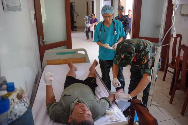 Quân y đảo Trường Sa điều trị vết thương cho bệnh nhân Sáu. Ảnh: Tiến Điệp