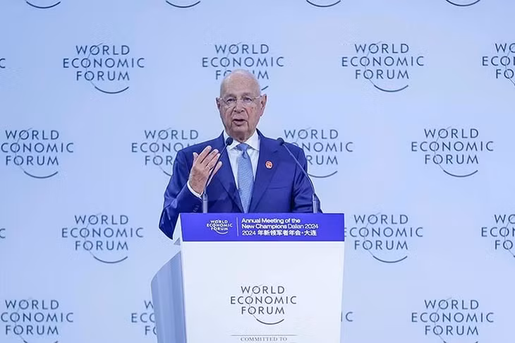 Nhà sáng lập kiêm Chủ tịch điều hành WEF Klaus Schwad phát biểu tại Phiên toàn thể Hội nghị WEF Đại Liên 2024.