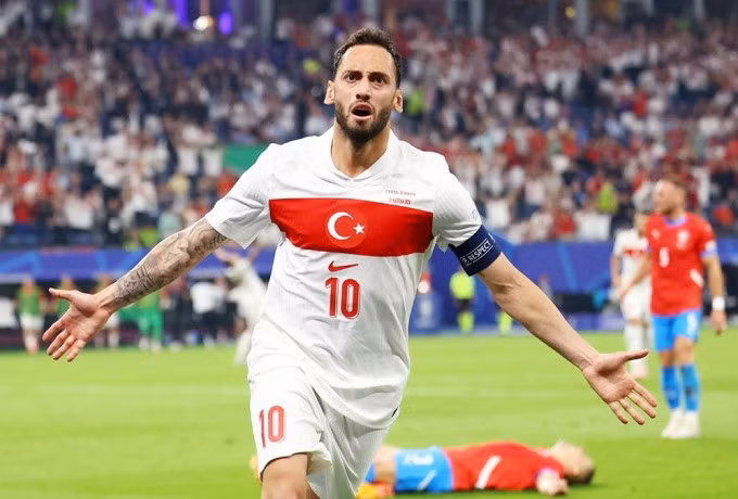 Calhanoglu mừng bàn mở tỷ số trước CH Czech, trên sân Volksparkstadion, Hamburg hôm 26/6. Ảnh: Reuters