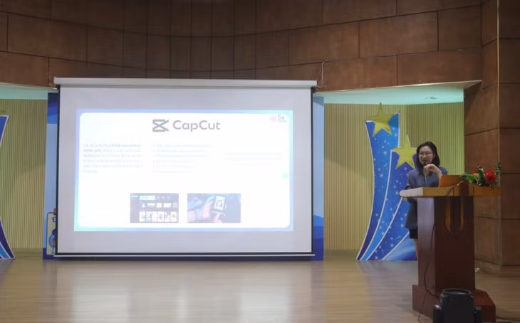 Chuyên gia truyền đạt các kỹ năng dựng hình ảnh và video bằng các công cụ phổ biến (canva, capcut) tại hội nghị.