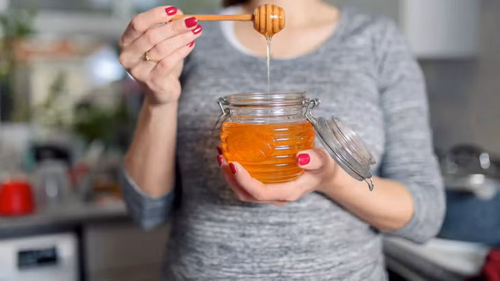 Mật ong có đặc tính kháng khuẩn rất tốt cho da mụn.