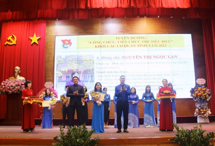 Chị Nguyễn Thị Ngọc Lan được tuyên dương "Công chức, viên chức trẻ tiêu biểu" Khối các cơ quan tỉnh năm 2023.