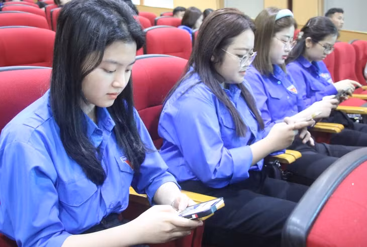 Các ĐVTN chia nhóm thực hành các kỹ năng dựng video được hướng dẫn.
