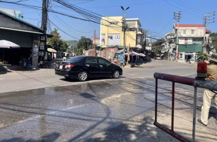 Rào chắn được Công ty Tuyển than Cửa Ông lắp đặt tại đường sắt và đường dân sinh khu vực gần chợ Cửa Ông.