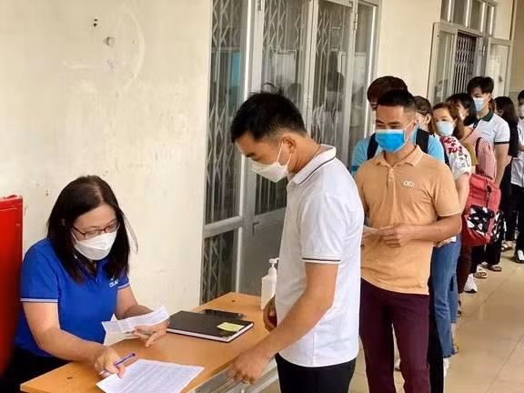 Người lao động đăng ký tham gia kỳ thi tiếng Hàn năm 2024. Ảnh: T.H