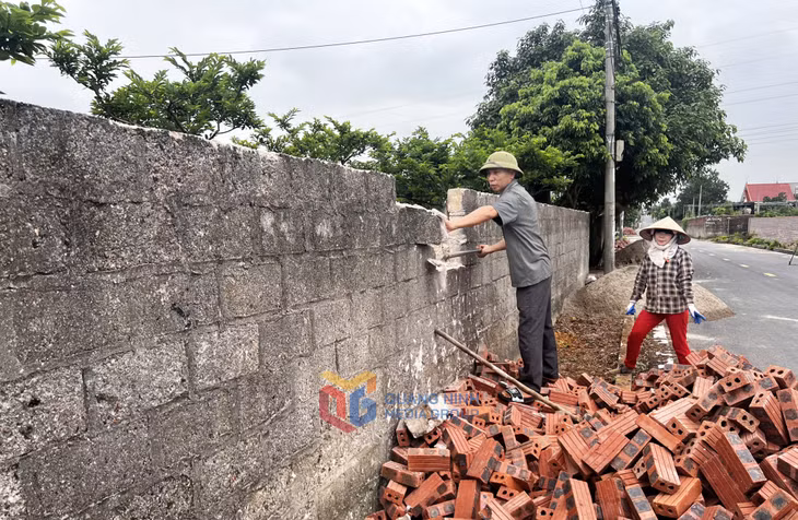 Gia đình anh Nguyễn Văn Ngừng, thôn Tân Thành, xã Việt Dân, thị xã Đông Triều tháo dỡ, dịch tường rào