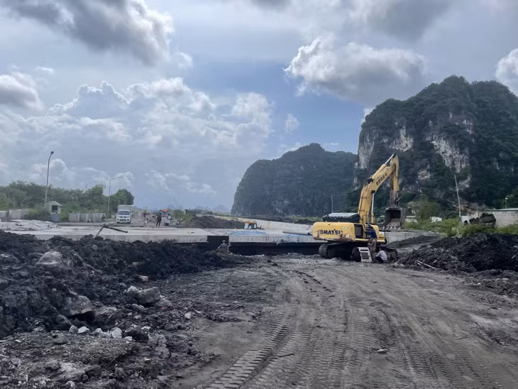 Dự án tuyến đường nối Vũng Đục, phường Cẩm Đông đến phường Cẩm Sơn (giai đoạn I) hiện đang tạm dừng thi công do thiếu nguồn đất đắp.