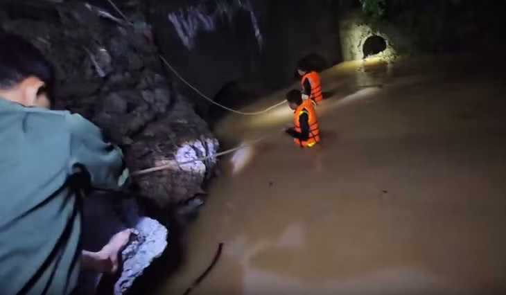 Lặn tìm nạn nhân dưới suối. Ảnh: Dương Bình