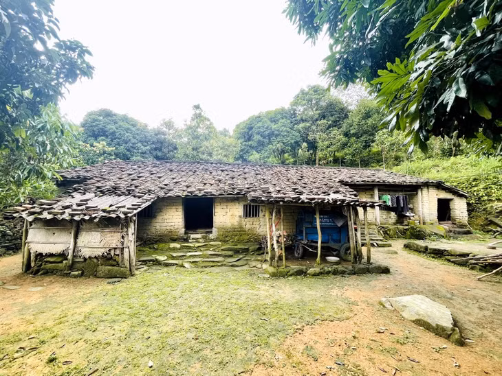 Toàn cảnh ngôi nhà gạch đất cổ của gia đình bà Nình Móc Màu ở thôn Khe Lục, xã Đại Dực, huyện Tiên Yên.