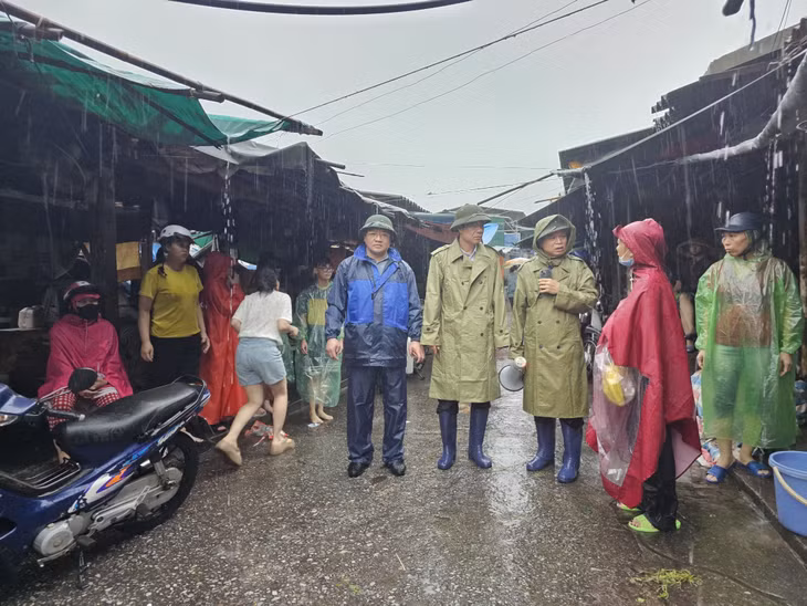 Lãnh đạo TP Uông Bí kiểm tra tình trạng ngập úng tại chợ Trung tâm. Ảnh: Mai Hương - CTV