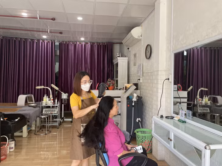Nhờ được vay vốn, chị Bùi Thị Nga, khu Trới 8 (phường Hoành Bồ, TP Hạ Long) đã mở được tiệm làm tóc, spa chăm sóc da.