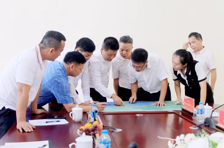 Lãnh đạo TP Móng Cái (Việt Nam) - Đông Hưng (Trung Quốc) trao đổi về việc kết nối tuyến đường sắt Việt - Trung qua địa bàn Móng Cái - Đông Hưng.