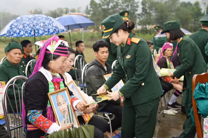 Hội Phụ nữ cơ quan Bộ CHQS tỉnh tổ chức phát tờ rơi tuyên truyền Luật Bình đẳng giới trong chương trình "Tháng 3 biên giới".