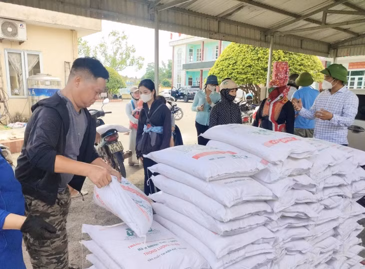 Phòng Nông nghiệp và Trung tâm Dịch vụ kỹ thuật nông nghiệp huyện cấp phát vôi bột cho nhân dân trên địa bàn các xã, thị trấn đẩy mạnh công tác phòng chống dịch tả lợn châu Phi.