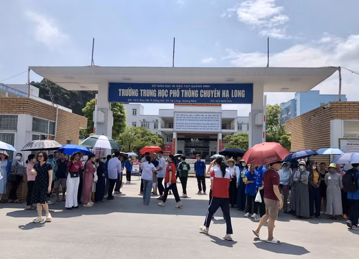 Các thí sinh dự thi vào Trường THPT Chuyên Hạ Long đến trường thi.