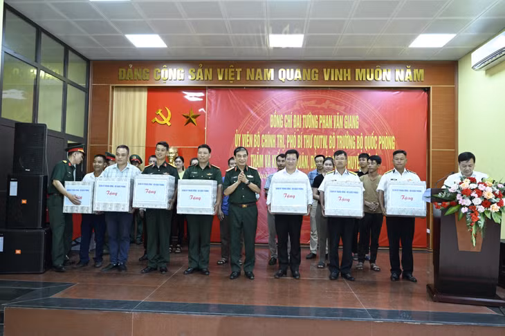 Đại tướng tặng quà cho Đảng bộ, chính quyền, nhân dân và các lực lượng vũ trang trên đảo Trần.
