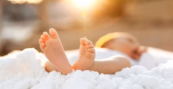 Trẻ từ 12 tháng tuổi trở lên và người trưởng thành nên tắm nắng mỗi ngày. Ảnh minh họa