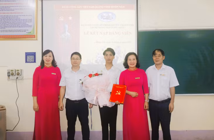 Kết nạp đảng viên Đỗ Đức Mạnh là học sinh lớp 12 của Trung tâm GDNN-GDTX TP Móng Cái.