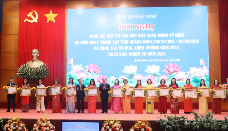 Đồng chí Bí thư Tỉnh ủy, Chủ tịch HĐND tỉnh và đồng chí Phó Bí thư Tỉnh ủy, Chủ tịch UBND tỉnh trao danh hiệu “Nhà giáo Ưu tú” cho các cá nhân.