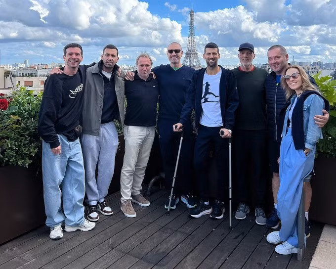 Djokovic (thứ tư từ phải sang) bên đội ngũ huấn luyện và người thân ở Paris hôm 5/6. Ảnh: X