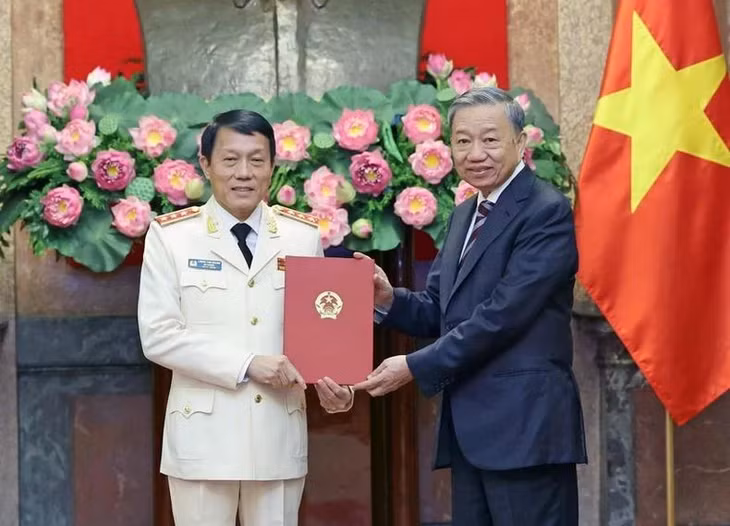 Chủ tịch nước Tô Lâm trao Quyết định bổ nhiệm cho Thượng tướng Lương Tam Quang, Bộ trưởng Công an. (Ảnh: Nhan Sáng/TTXVN)
