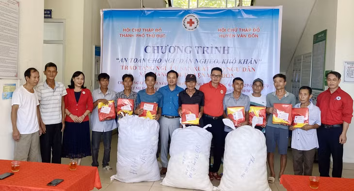 Hội CTĐ tỉnh, huyện Vân Đồn, Hội CTĐ TP Thủ Đức (TP Hồ Chí Minh) cùng chính quyền địa phương trao tặng ngư cụ đánh bắt thủy sản cho ngư dân khó khăn tại xã Thắng Lợi (huyện Vân Đồn) năm 2023.