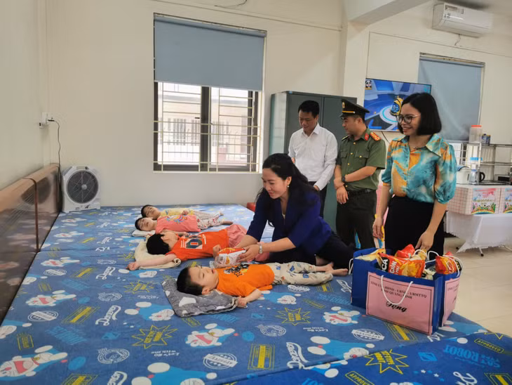 Phó Chủ tịch UBND tỉnh Nguyễn Thị Hạnh ân cần thăm hỏi các cháu khuyết tật nặng đang được chăm sóc tại Cơ sở bảo trợ, chăm sóc trẻ em có hoàn cảnh đặc biệt tỉnh.
