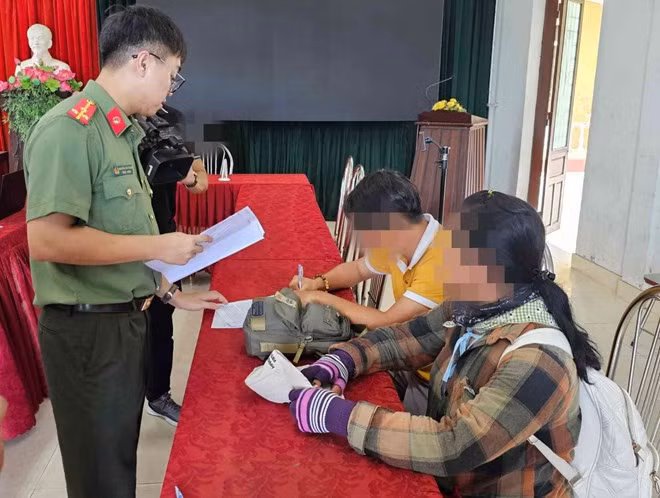 Lực lượng chức năng làm việc với ông T - người liên quan đến việc đăng tải thông tin sai sự thật về ông Thích Minh Tuệ. Ảnh: Phúc Đạt.