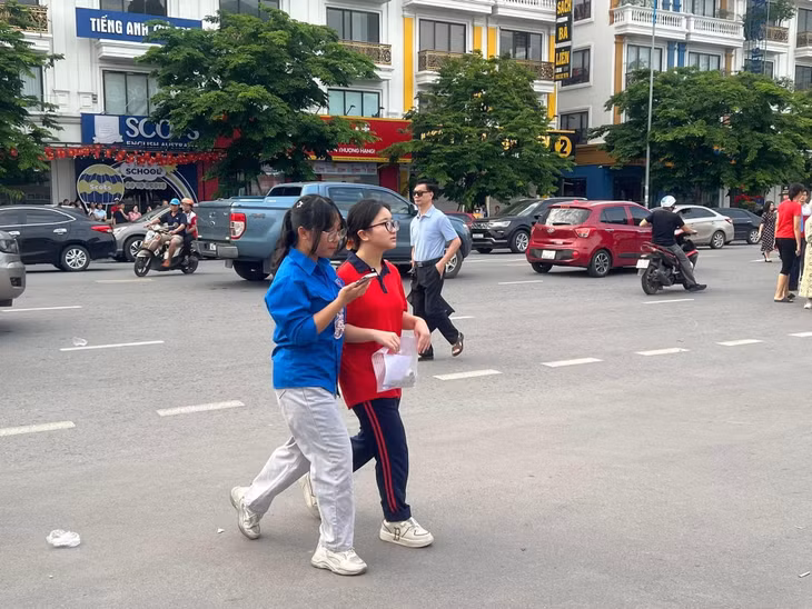 Lực lượng thanh niên tình nguyện giúp thí sinh nhanh chóng đến điểm thi để kịp thời gian dự thi.