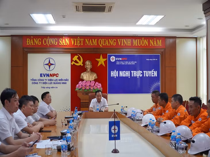 Ông Phạm Đình Chấn - Phó Giám đốc Công ty động viên, nhắc nhở Tổ xung kích trước khi lên đường tham gia hỗ trợ thi công xây dựng Dự án đường dây 500kV mạch 3.