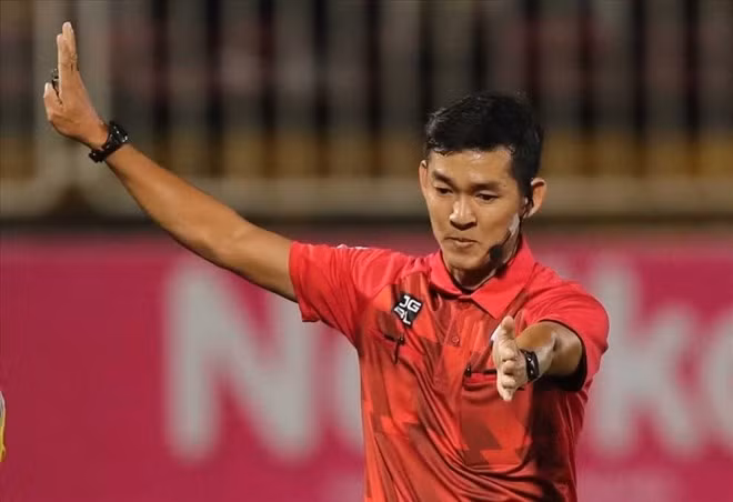 Trọng tài Trần Ngọc Nhớ không được làm nhiệm vụ đến hết V.League 2023-2024. Ảnh: VPF