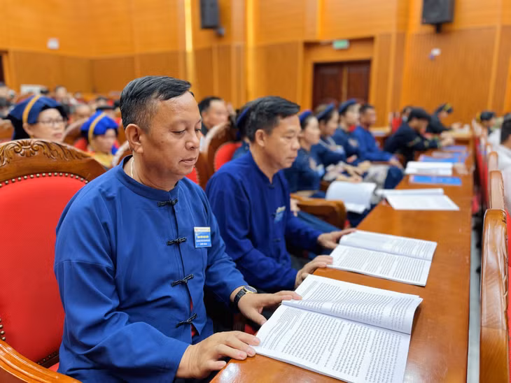 Các đại biểu nghiên cứu Quyết tâm thư Đại hội.