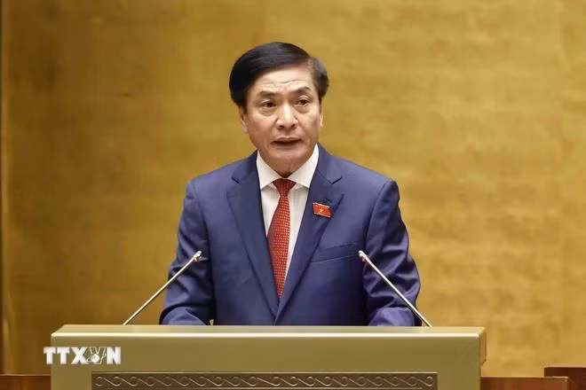 Ủy viên Ủy ban Thường vụ Quốc hội, Tổng Thư ký Quốc hội, Chủ nhiệm Văn phòng Quốc hội Bùi Văn Cường trình bày Báo cáo giải trình, tiếp thu, chỉnh lý dự thảo Nghị quyết về hoạt động chất vấn tại Kỳ họp thứ 7, Quốc hội khóa XV. (Ảnh: Doãn Tấn/TTXVN)